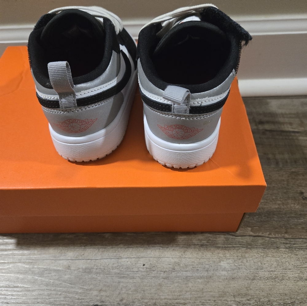 Kids Black and White Nike  Sneakers - Picture 6 of 13